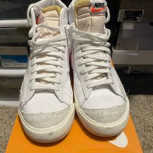 Nike Blazer Mid '77 Vintage Sneakers - White and Pink